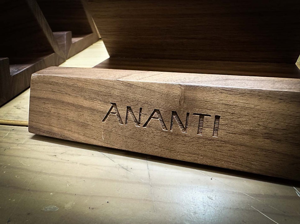 단 하나의 스탠드, 브랜드를 말하다. ANANTI 우드 스탠드 각인 제작 이야기