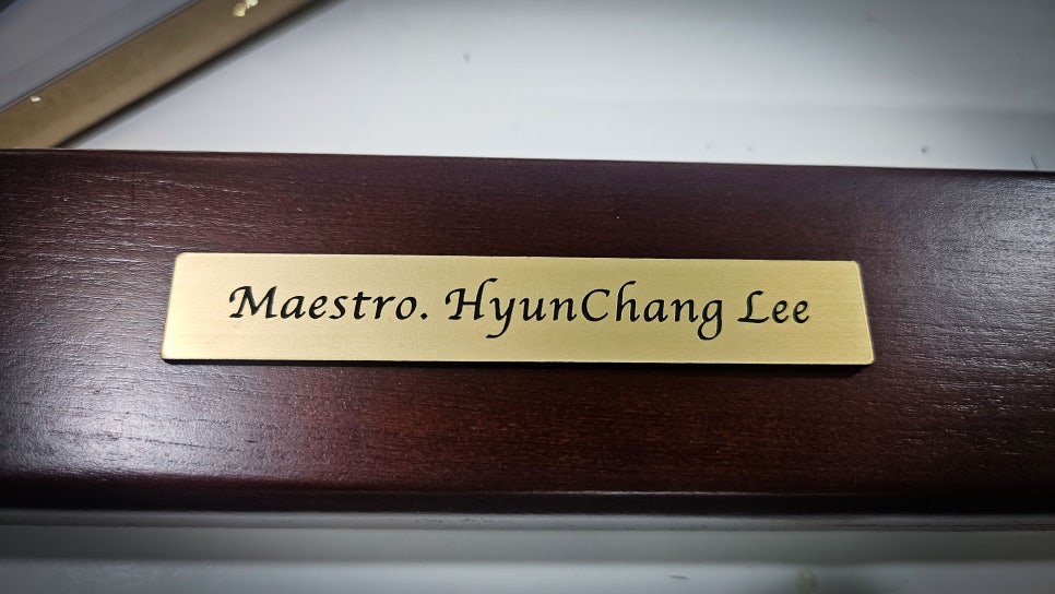 단 하나의 지휘봉,Maestro만을 위한 케이스 명패 & 써마크 각인